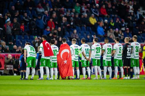 Emrehan Gedikli und Cem Türkmen mit türkischer Flagge. gepa