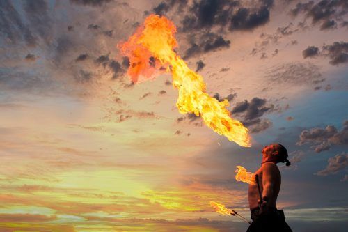 Es braucht intensive Übung mit Wasser, bis man sich an die Mischung zum Feuerspucken trauen soll.  Roland marte
