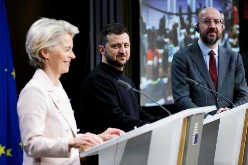 EU-Kommissionspräsidentin Ursula von der Leyen, Ukraines Präsident Selenskyj und EU-Ratspräsident Charles Michel bei der gemeinsamen Pressekonferenz. AFP