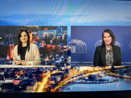 EU-Parlamentarierin Barbara Thaler (r.) stand Moderatorin Magdalena Raos bei V-LIVE zu aktuellen Themen Rede und Antwort.  VN/Walser