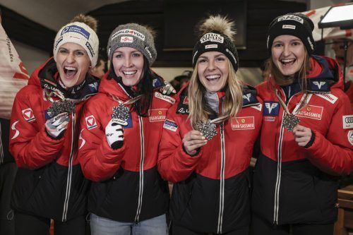 Eva Pinkelnig (l.) jubelt gemeinsam mit Julia Mühlbacher, Chiara Kreuzer und Julia Mühlbacher über die Silbermedaille im Damen-Teambewerb bei der WM in Planica (Slo). gepa (3)
