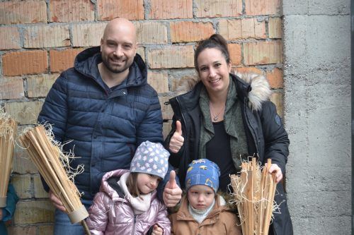 Familie Gort-Wachter freute sich über die selbstgebastelten „brennenden“ Kunstwerke.  