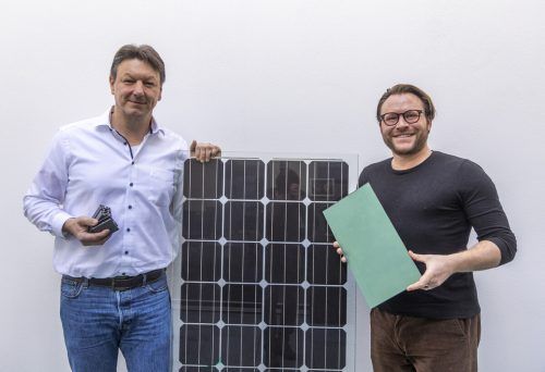 Moosbrugger (l.) und Hehle setzen auf europäische Hersteller. Die Glasmodule sind schlussendlich nicht grün wie auf dem Bild, sondern mattschwarz.  VN/RP