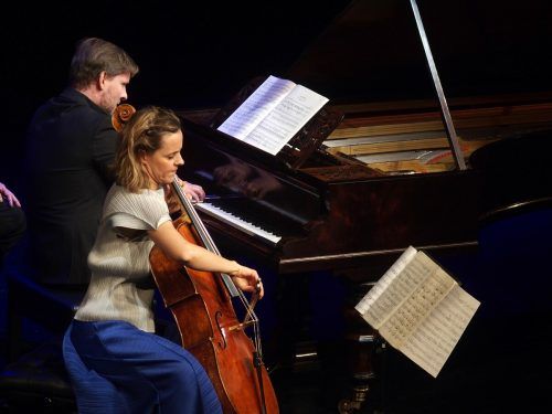 Sol Gabetta und ihr aus Südafrika stammender Klavierpartner Kristian Bezuidenhout.