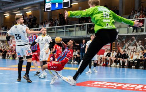 Florian Mohr und Torhüter Ralf Patrick Häusle stemmen sich gegen Eric Damböck von den Fivers. gepa