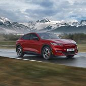 Autonews der Woche Mustang Mach-E mit Batteriealternative / Weiterhin lange Wartezeiten auf E-Autos /Hybridantrieb für den Peugeot 3008 und 5008