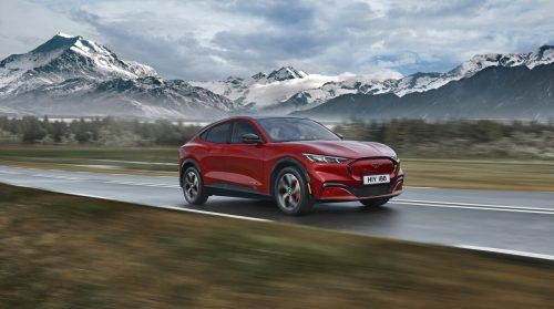 Ford bietet den elektrischen Mustang Mach-E noch in diesem Jahr in Europa mit einer weiteren Batterietechnik an. Alternativ zu den bisher eingesetzten nickelbasierten Akkus können Kunden dann Speicher mit Lithium-Eisenphosphat-Chemie (LFP) wählen. Diese sind generell günstiger, bieten aber eine geringere Energiedichte und somit Reichweite. Genaue Daten sind noch nicht bekannt.