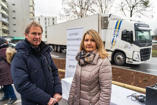 Eugen Schneider und Karina Lechtaler, die Vertreter der beiden Bürgerinitiativen, haben eines gemeinsam: Den Verkehr im Dorf wollen beide nicht.  VN/stp