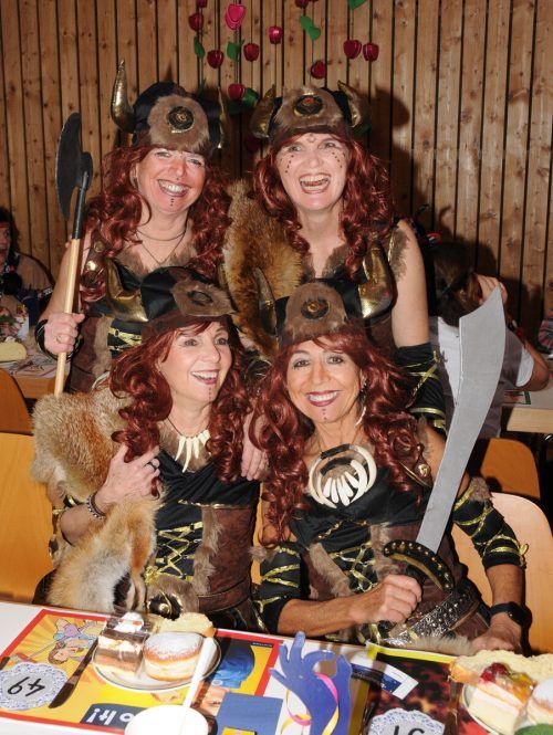 Fröhliche Wikinger-Wiebr in Kränzle-Stimmung. AJK