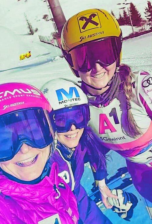 Fröhliches Skitrio in Lech: Ariane Rädler, Rosina Schneeberger und Nina Ortlieb. PR