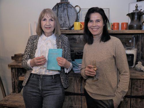 Gastgeberin Maria Gabriel (r.) mit Buchautorin und Coach Christine Kerth bei der Lesung in Nenzing. 