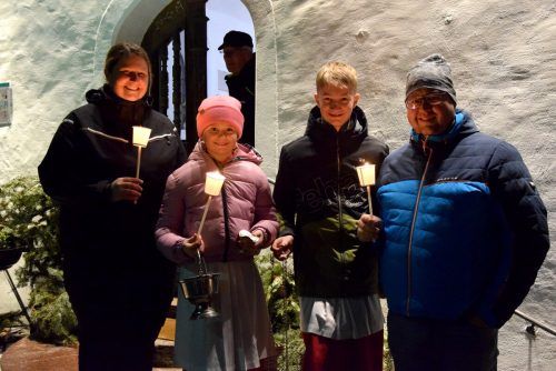 Gerhard und Dagmar Oberer mit ihren Kindern Marco und Lena, die bei der Liturgiefeier ministrierten. SCo