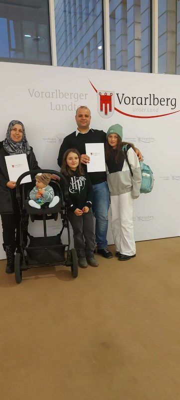 Ghassan Alhashoum mit seiner Ehefrau und drei seiner vier Kinder am Tag der Einbürgerung.  VLK