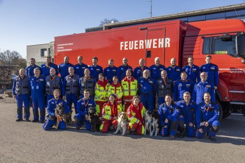 Gruppenfoto: Die 32 Männer und Frauen der SARUV-Einheit kurz vor der Abfahrt.  VN/PAulitsch