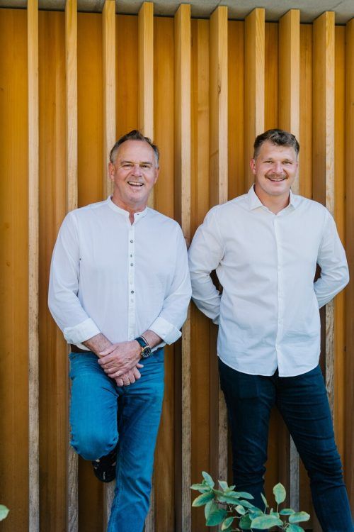 Günter Morscher (l.) und Oliver Morscher leiten das 1999 gegründete Passivhaus-Unternehmen Morscher Bauprojekte gemeinsam. Pia Berchtold
