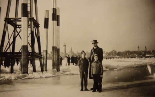 Herbert Haider spazierte mit seinen Eltern Rudolf und Hilde und seinem vier Jahre jüngeren Bruder von Bregenz nach Lindau. „Das Eis war zwischen 30 und 50 Zentimeter dick.“  Haider 