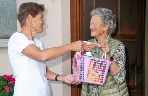Hilfe beim Einkaufen und im Haushalt erleichtert den Alltag vieler älterer Menschen, sodass sie länger in ihrem eigenen Zuhause leben können. Zeitpolster
