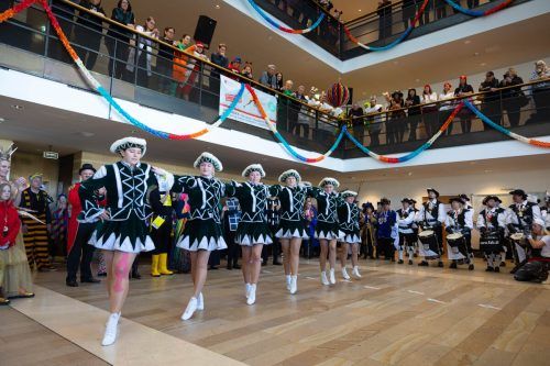 Hoch die Beine: Neben der Lauteracher und Alberschwender Garde sorgten auch diverse Musikgruppen für Stimmung.  VN/Hartinger