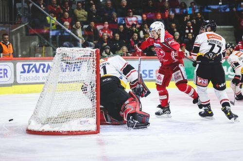Hochbetrieb vor dem Gehäuse von David Madlener, der sich mit Ivan Korecky (r.) gegen KAC-Stürmer Niki Kraus wehren muss. gepa
