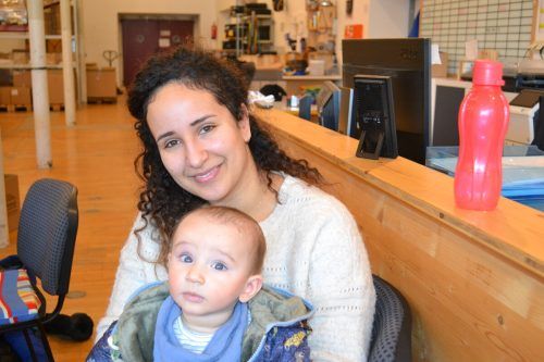 Ich bin mit meiner Tochter hier. Auch wenn ich wegen meinem Baby nur zusehe, finde ich den Workshop sehr toll. Malek Hichri, Bludenz