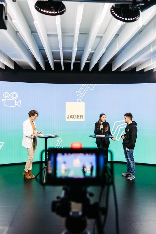 Im 15-Minuten-Takt stellten sich Lehrbetriebe mit kurzen Videos oder PowerPoint-Präsentationen vor und standen in Interviews Frage und Antwort.  Frederick Sams