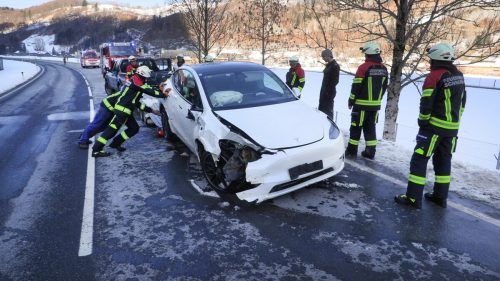 Im Einsatz waren 20 Feuerwehrleute aus Schnepfau. Sie bargen das E-Auto.  Maurice Shourot