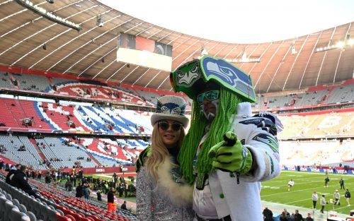 Im ersten NFL-Spiel in der Münchner Allianz Arena gewannen die Tampa Bay Buccaneers gegen Seattle Seahawks mit 21:16.  Apa