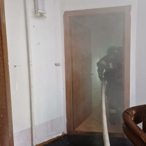 Im ersten Stock drang die Feuerwehr zum Brandherd vor.  feuerwher Bregenz
