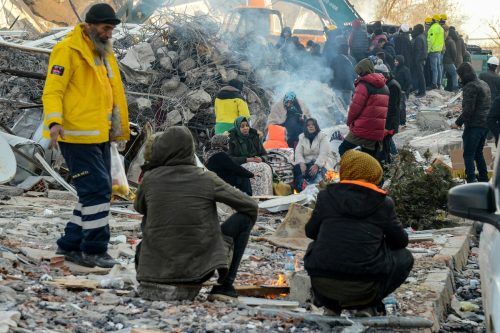 In Adiyaman in der Türkei wärmen sich Menschen an einem Feuer. Die Not im Erdbebengebiet ist groß.  AFP