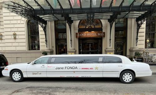 In die Stretch-Limousine sei Jane Fonda als Klimaaktivistin nicht eingestiegen. Sie bevorzugte Lugners BMW.  Lugner City, Reuters