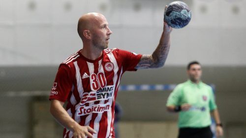 In Griechenland steht er mit Olympiakos Piräus an der Spitze der Handballmeisterschaft, ab sofort steht Robert Weber beim deutschen Spitzenreiter Füchse Berlin unter Vertrag. VN