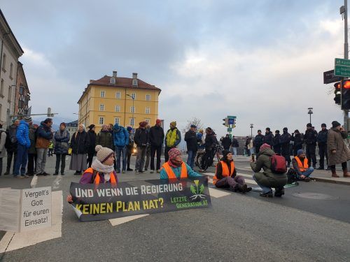 In Innsbruck haben Klimaaktivisten und Wissenschafter am Montagfrüh mit dem Innrain eine wichtige Zufahrtsstraße in der Innenstadt blockiert. Letzte Generation