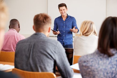 In speziellen Kursen werden Menschen für den Pflichtschulabschluss vorbereitet. Shutterstock