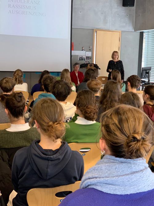 Ingrid Portenschlager erzählte den Schülerinnen und Schülern die bewegende Geschichte ihres Vaters.  Borg EGG