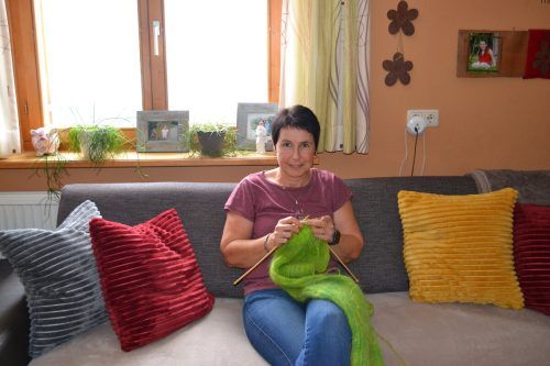Irmgard Zech gefällt das haptische Element an der Arbeit mit Wolle, sie kann etwa beim Stricken gut abschalten. BI (5)