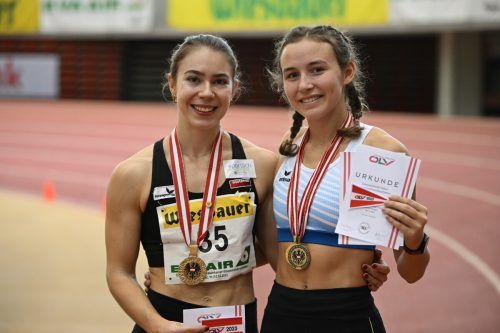 Isabel Posch (l.) und Angelina Rupp mit ihren Goldmedaillen in der Allgemeinen Klasse beziehungsweise in der U20-Kategorie. ÖLV / Alfred Nevsimal (2)
