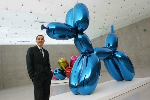 Jeff Koons stellte seine Ballon-Hunde auch schon im KUB in Bregenz aus - hier mit einem der größeren Exemplare.  VN/HB