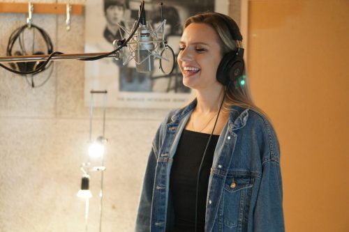 Jenna Sanja Weinhandl, die letztjährige Drittplatzierte bei den Studioaufnahmen.  Junge Kirche, VN/TK