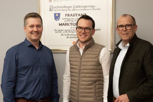 Johannes Decker mit seinem Nachfolger im Gemeinderat, Lukas Debortoli, und Bürgermeister Walter Gohm. Marktgemeinde Frastanz