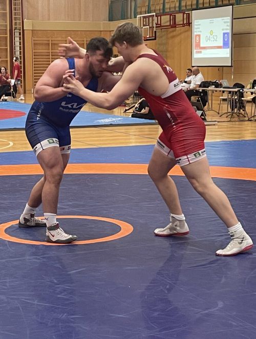 Johannes Ludescher (l.) entschied das Duell gegen Klubkollege Leonhard Junger nach 1:54 Minuten mit technischer Überlegenheit für sich. Knobel
