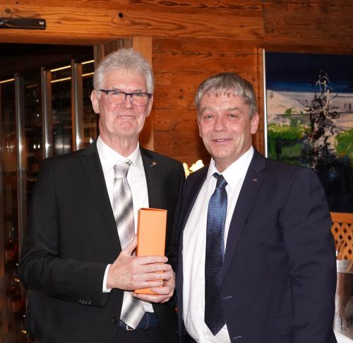 Johannes Wilhelm (r.) löst Peter Keckeis als Innungsmeister ab.  Bauinnung