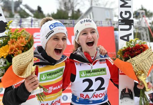 Jubeln gemeinsam über die Ränge zwei und drei: die Weltcupführende Eva Pinkelnig (links) und ÖSV-Teamkollegin Julia Mühlbacher. afp