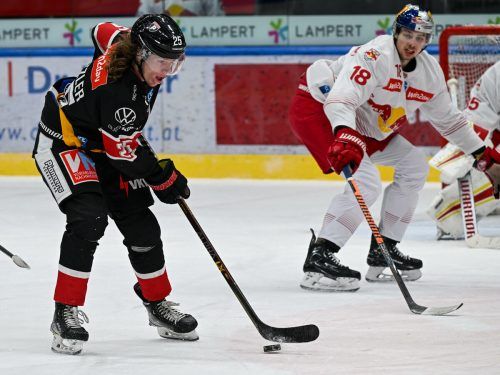Julian Metzler, beim 3:2-Overtimesieg gegen Fehervar Doppeltorschütze, bekommt im Finish der Meisterschaft ebenso wie seine jungen Kollegen viel Eiszeit. GEPA