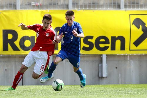 Jurica Jurcec (r.) beim U-15-Turnier 2017 in Klagenfurt gegen Österreich. gepa