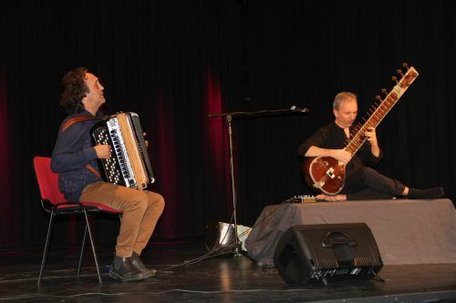 Karl Falschlunger an der Sitar und Luciano Biondini mit dem Akkordeon begeisterten das Publikum auf der Schrunser Kulturbühne.  sTR