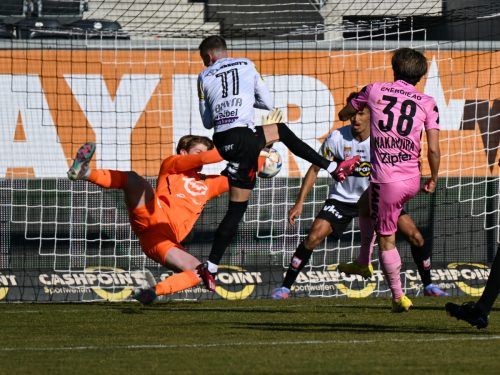 Keito Nakamura gelang der Siegtreffer für den LASK, auch wenn der Stürmer im ersten Versuch noch an Altach-Torhüter Andreas Jungdal scheiterte. apa