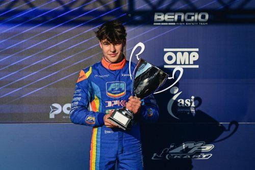 Kiano Blum mit dem Pokal für Platz drei im „Wintercup“. VN