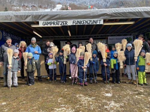Kinder haben zusammen mit der Gamprätzer Funkenzunft Fackeln gebaut. Privat