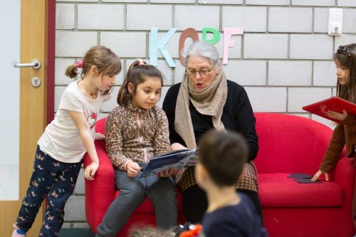 Kinderbuchautorin Antonie Schneider macht in der writers:class der Volksschule Rieden Sprache lebendig. Frauke Kühn