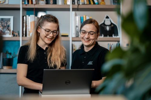 Leona Köck (l.) kann sich gut vorstellen, selbst einmal Berufseinsteiger (innen) zu betreuen. Im Bild mit Lilla Fésüs.